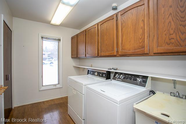 Builiding view seventeen for 31310 E Stonewood, Farmington, MI. 48334