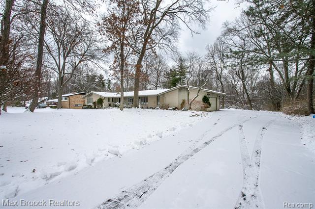 Builiding view sixty four for 31310 E Stonewood, Farmington, MI. 48334