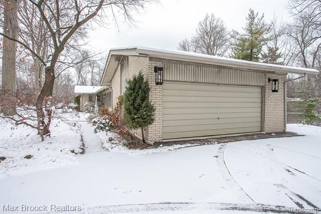 Builiding view sixty three for 31310 E Stonewood, Farmington, MI. 48334