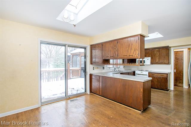 Builiding view ten for 31310 E Stonewood, Farmington, MI. 48334