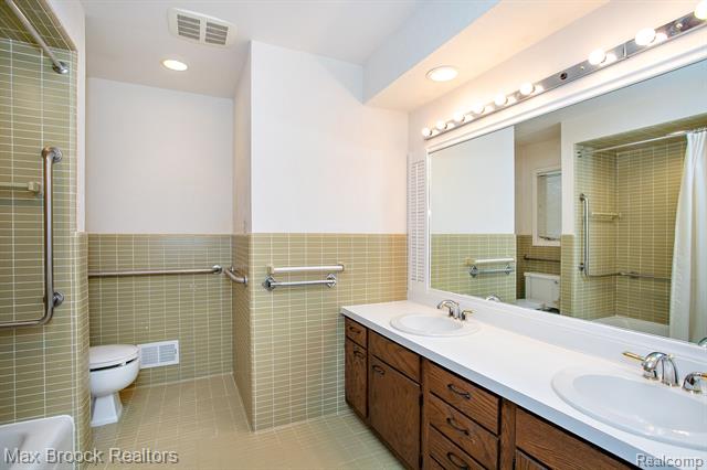 Builiding view thirty one for 31310 E Stonewood, Farmington, MI. 48334