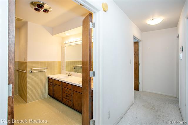 Builiding view thirty for 31310 E Stonewood, Farmington, MI. 48334