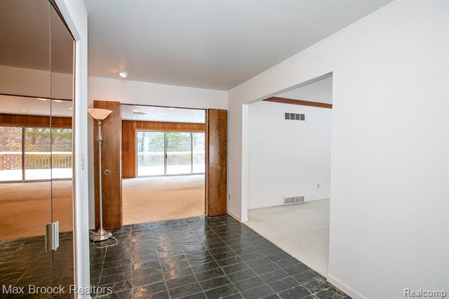 Builiding view twenty nine for 31310 E Stonewood, Farmington, MI. 48334