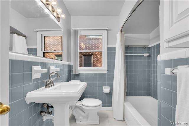 Builiding view fourteen for 3015 Bembridge, Royal Oak, MI. 48073