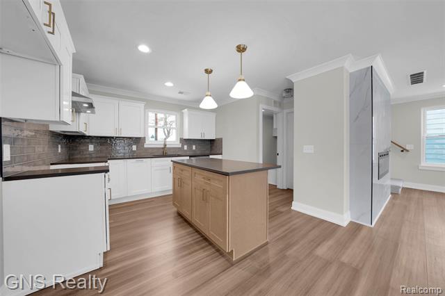 Builiding view sixteen for 718 Devillen, Royal Oak, MI. 48073