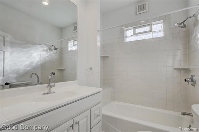 Builiding view forty four for 3110 N Main, Royal Oak, MI. 48073