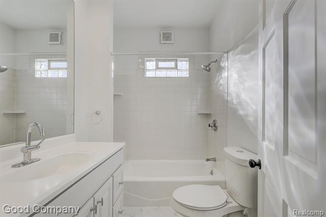 Builiding view forty three for 3110 N Main, Royal Oak, MI. 48073