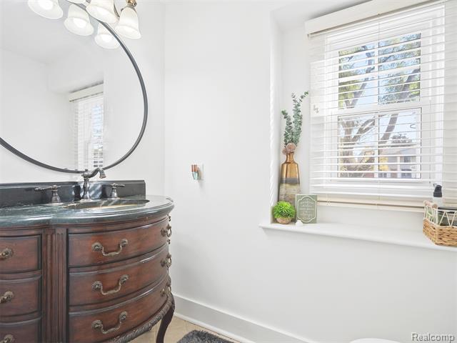 Builiding view eighteen for 19938 S Waltham, Franklin, MI. 48025