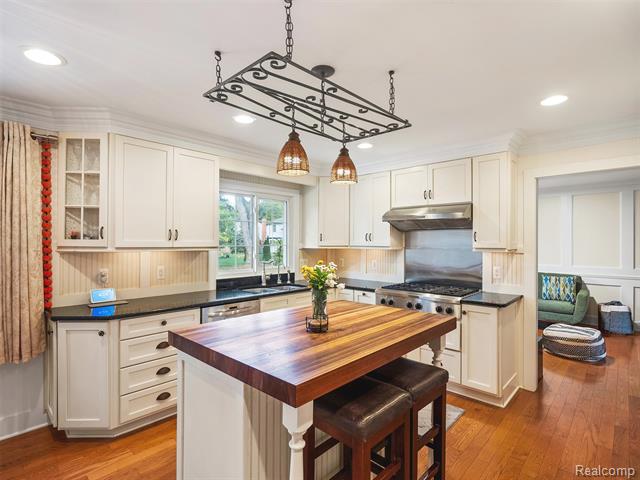 Builiding view five for 19938 S Waltham, Franklin, MI. 48025