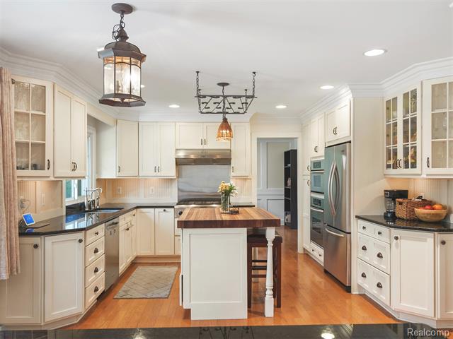 Builiding view four for 19938 S Waltham, Franklin, MI. 48025