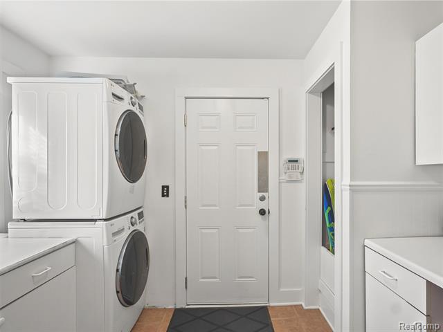 Builiding view seventeen for 19938 S Waltham, Franklin, MI. 48025