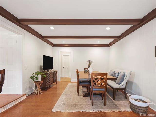 Builiding view six for 19938 S Waltham, Franklin, MI. 48025