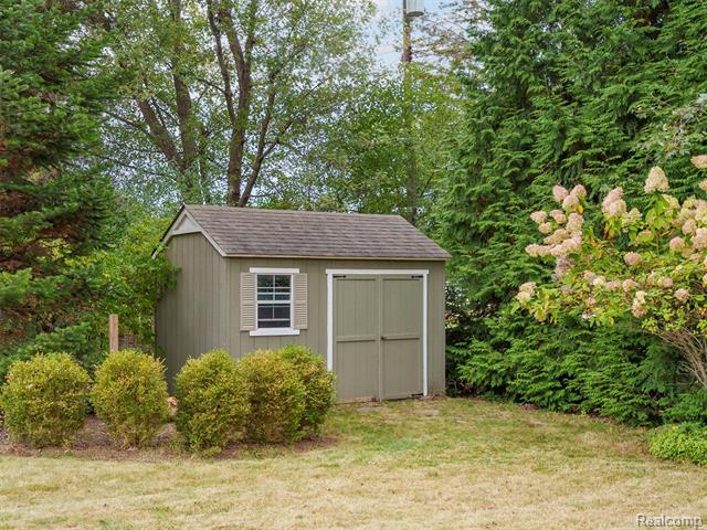 Builiding view twenty four for 19938 S Waltham, Franklin, MI. 48025