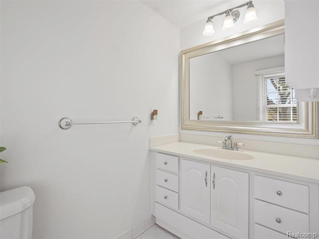 Builiding view twenty nine for 19938 S Waltham, Franklin, MI. 48025