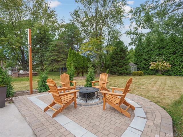 Builiding view twenty one for 19938 S Waltham, Franklin, MI. 48025