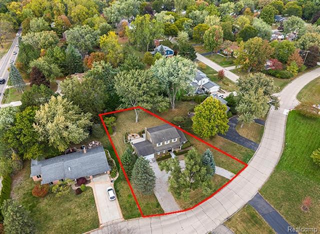 Builiding view twenty seven for 19938 S Waltham, Franklin, MI. 48025