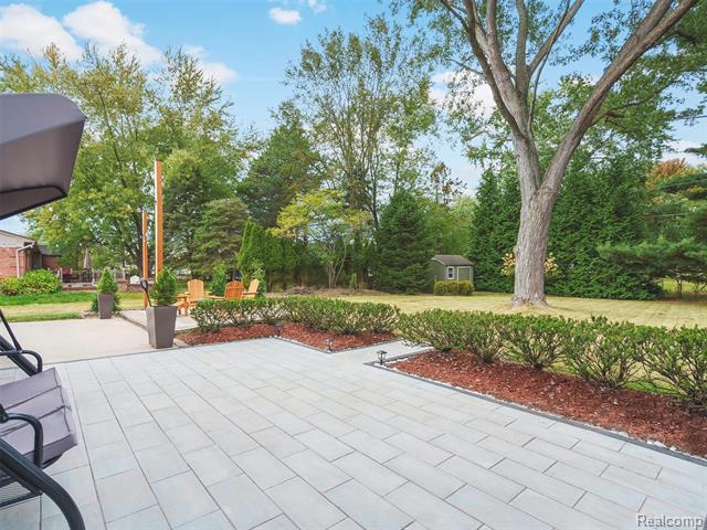 Builiding view twenty two for 19938 S Waltham, Franklin, MI. 48025