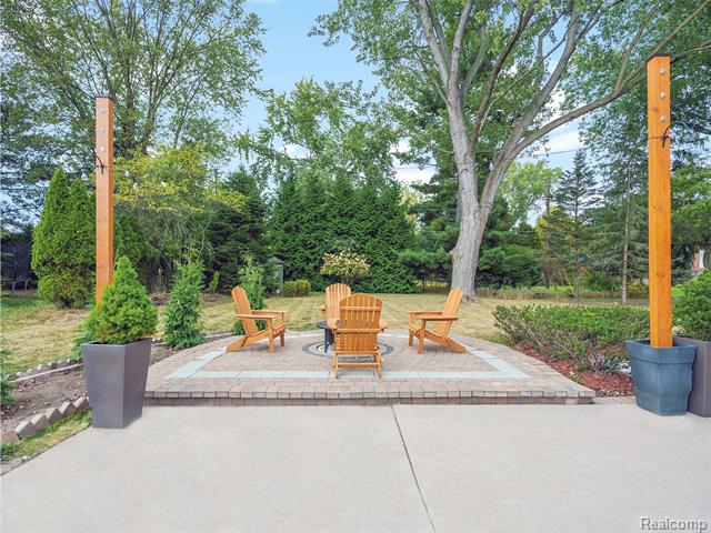 Builiding view twenty for 19938 S Waltham, Franklin, MI. 48025