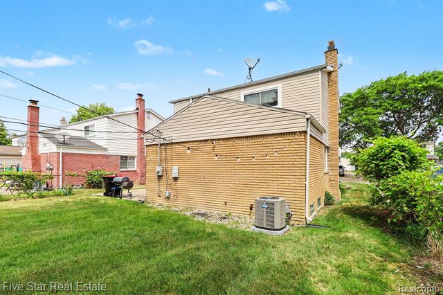 Builiding view twenty four for 29261 Marshall, Southfield, MI. 48076