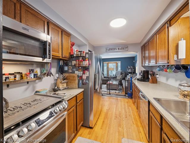 Builiding view ten for 3107 Maplewood, Royal Oak, MI. 48073