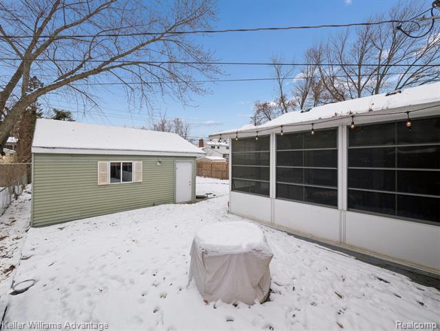 Builiding view thirty eight for 3107 Maplewood, Royal Oak, MI. 48073