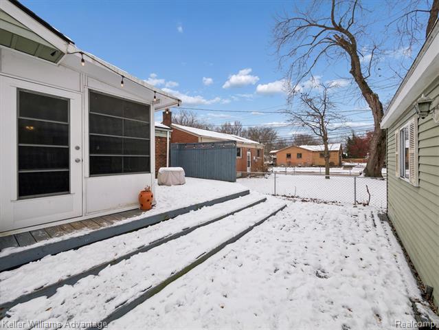 Builiding view thirty seven for 3107 Maplewood, Royal Oak, MI. 48073