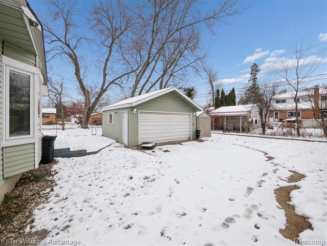 Builiding view thirty three for 3107 Maplewood, Royal Oak, MI. 48073