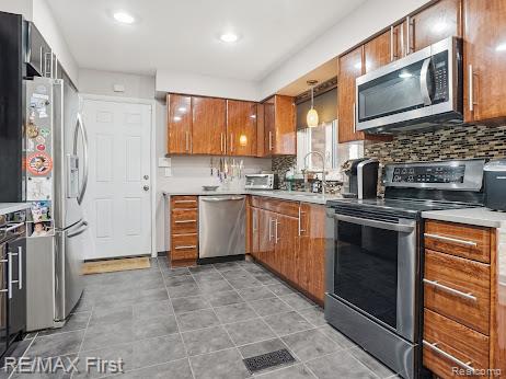 Builiding view eighteen for 31112 Pickwick, Franklin, MI. 48025