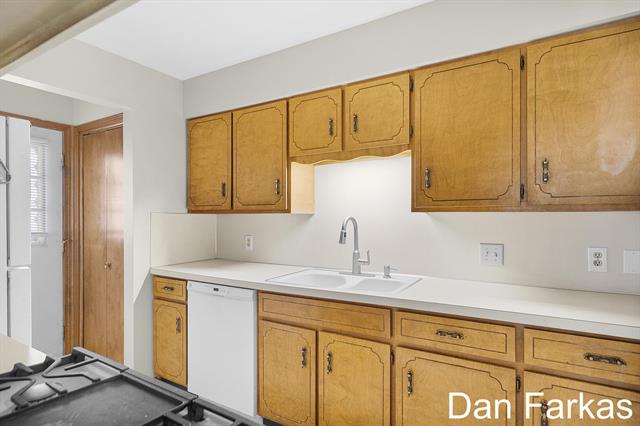 Builiding view five for 5143 Southglow, Grand Rapids, MI. 49508