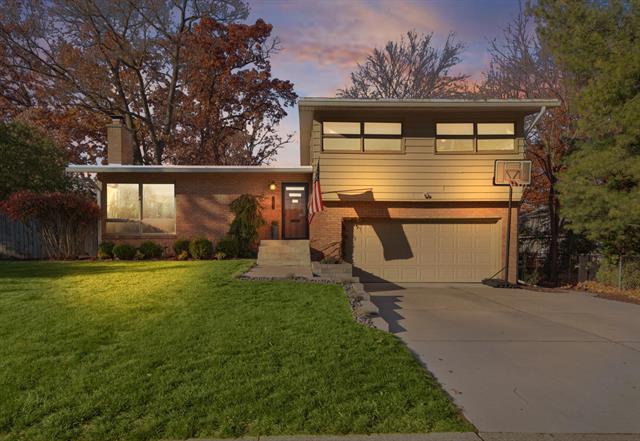 front view for 1353 Pinecrestse Avenue, Grand Rapids, Mi. 49506