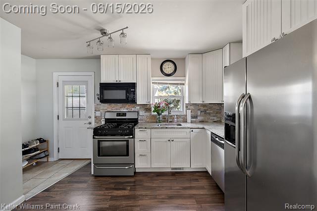 Builiding view eleven for 608 E Windemere, Royal Oak, MI. 48073