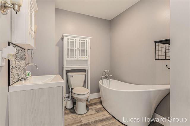 Builiding view eleven for 326 Washington, Ionia, MI. 48846