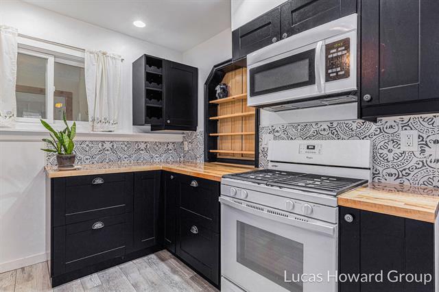 Builiding view nine for 326 Washington, Ionia, MI. 48846