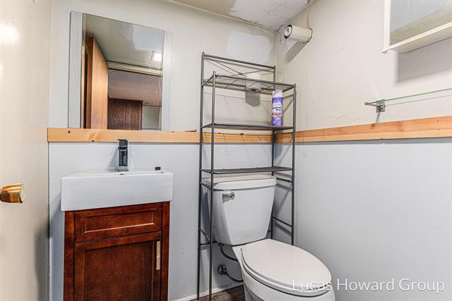 Builiding view twenty six for 326 Washington, Ionia, MI. 48846