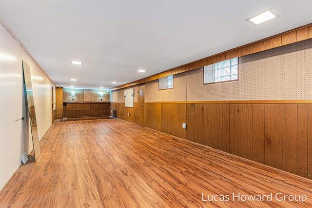 Builiding view twenty three for 326 Washington, Ionia, MI. 48846