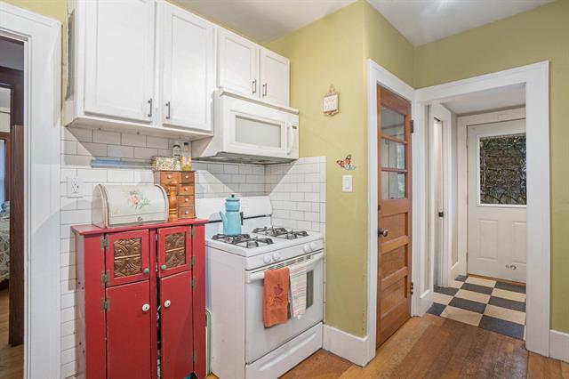 Builiding view five for 131 20Th, Holland, MI. 49423