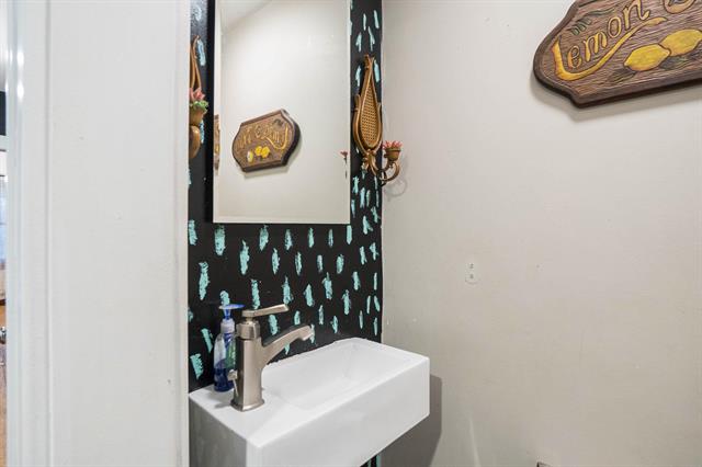 Builiding view six for 131 20Th, Holland, MI. 49423