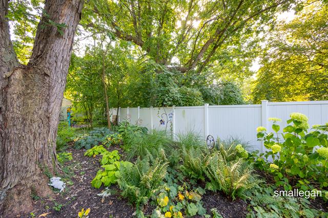 Builiding view seventy seven for 2114 Tenway, Grand Rapids, MI. 49506