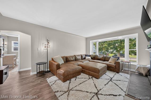 Builiding view five for 1124 E Windemere, Royal Oak, MI. 48073