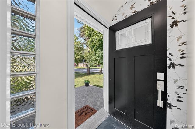 Builiding view four for 1124 E Windemere, Royal Oak, MI. 48073