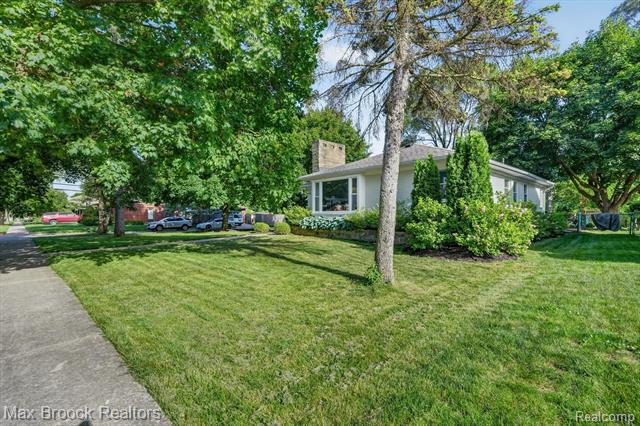 Builiding view one for 1124 E Windemere, Royal Oak, MI. 48073