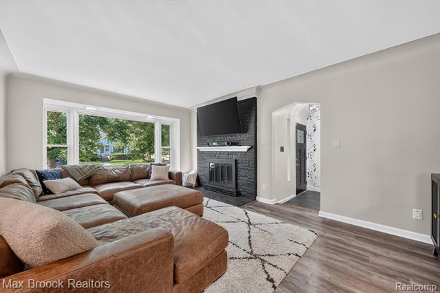 Builiding view six for 1124 E Windemere, Royal Oak, MI. 48073