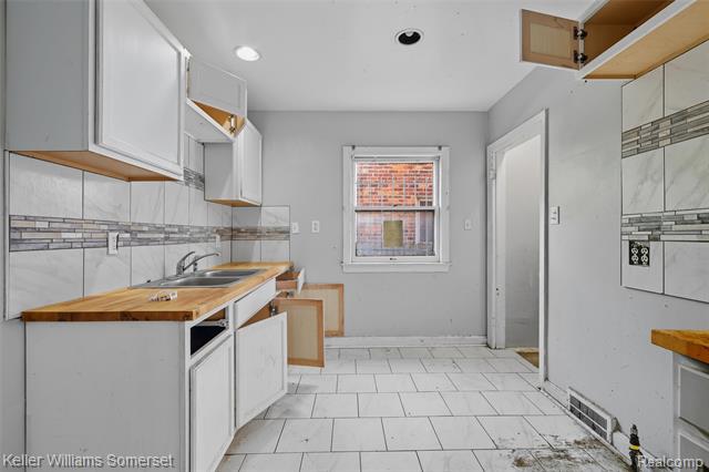 Builiding view nine for 18646 Ilene, Detroit, MI. 48221