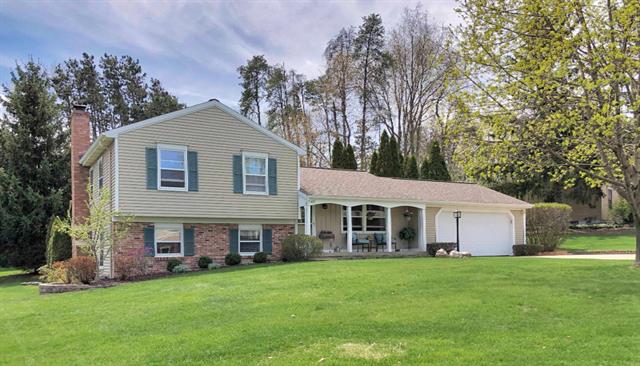 front view for 6532 Scarboroughse Drive, Ada, Mi. 49301