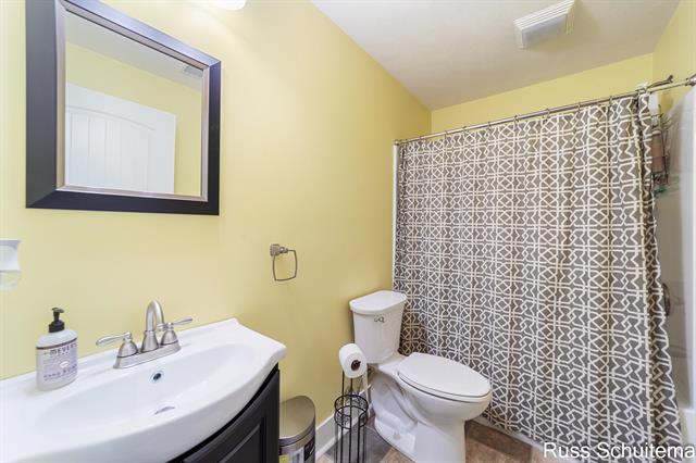 Builiding view thirty eight for 931 Ashlee, Muskegon, MI. 49441