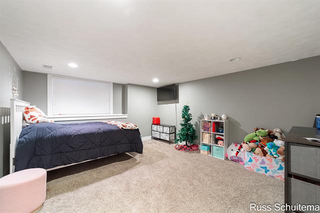 Builiding view thirty nine for 931 Ashlee, Muskegon, MI. 49441