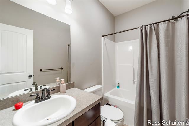 Builiding view thirty for 931 Ashlee, Muskegon, MI. 49441