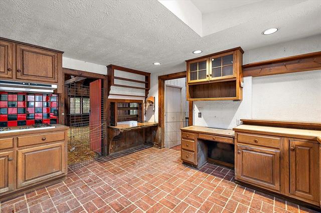 Builiding view seventeen for 735 Renshaw, Clawson, MI. 48017