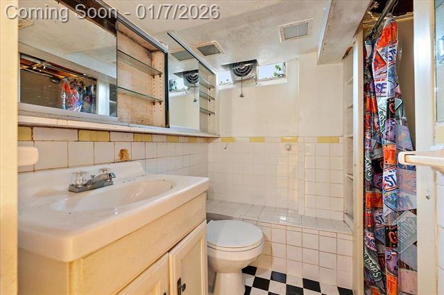 Builiding view thirty five for 735 Renshaw, Clawson, MI. 48017