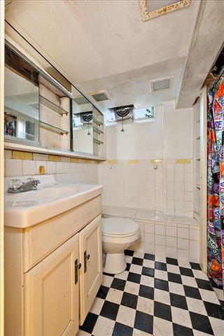 Builiding view thirty six for 735 Renshaw, Clawson, MI. 48017